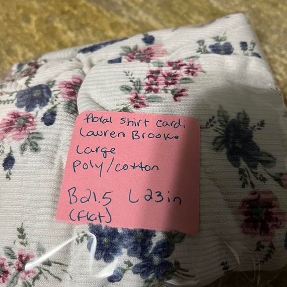 90’s floral button-up shirt. Faux wooden buttons. Cute eyelet crochet lace - Picture 3 of 5